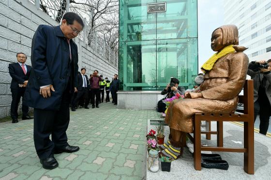 위안부 소녀상을 찾은 홍준표 후보/사진=홍준표 후보 측