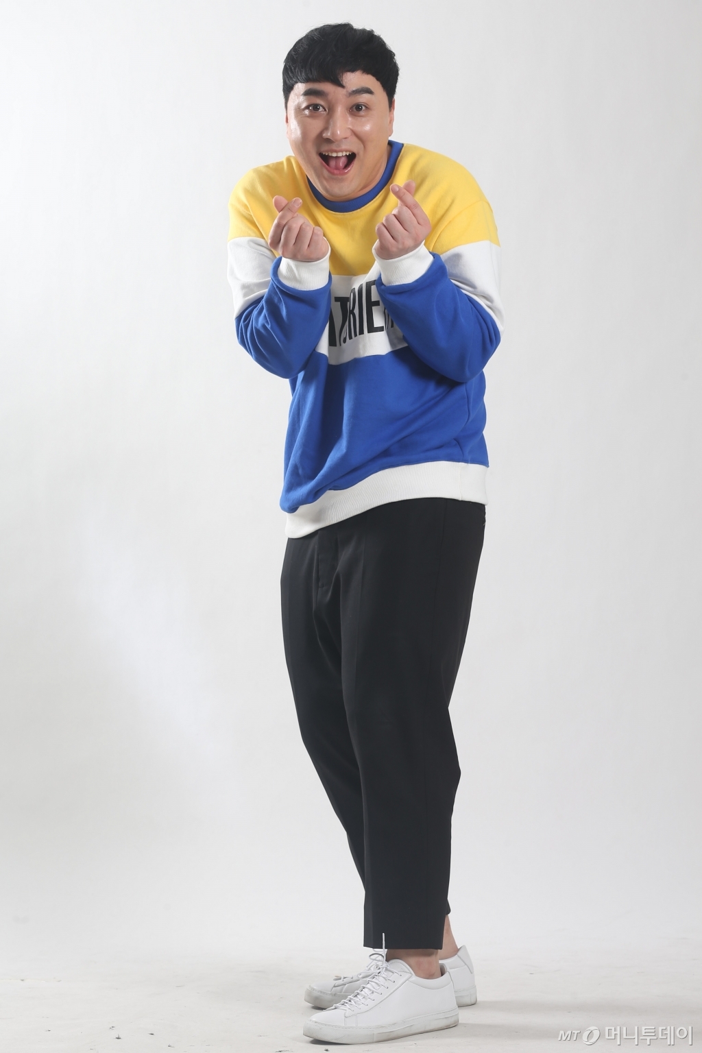 유치원생부터 할머니까지 '원톱' 시스템에서 1인 주인공을 맡아 코너를 이끌던 황제성은 최근 tvN '코미디빅리그'의 새 코너 '리얼극장 선택'에서 팀플레이어로 합류했다. 그는 "원톱에선 평면적이었는데, 팀플레이에선 입체적이어서 나를 새로 발견한 것들이 꽤 많다"고 말했다. /사진=임성균 기자