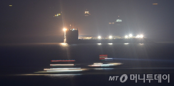 지난 23일 밤 세월호 침몰해역에서 중국 인양업체 상하이샐비지 소속 재킹바지선 두 척이 세월호 인양작업을 진행하고 있다./ 사진=공동취재단