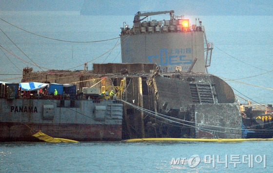 24일 오전 세월호 침몰해역에서 재킹바지선 두 척이 막바지 인양작업을 하고 있다./ 사진=공동취재단