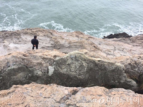 전남 진도군 동거차도 절벽 아래 1~2평 남짓한 곳. 유가족들이 한때 이곳에서 텐트를 치고 세월호 인양 현장을 지켜봤다./사진=방윤영 기자