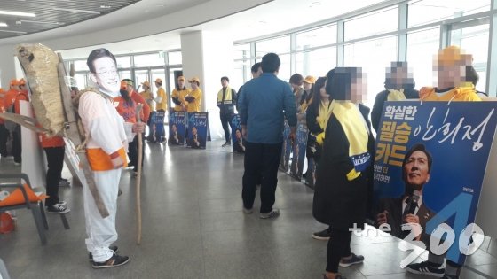 더불어민주당 대선주자인 이재명·안희정 측 지지자들이 27일 광주여대 유니버시아드 체육관에서 유세에 나서고 있다. /사진=이건희 기자