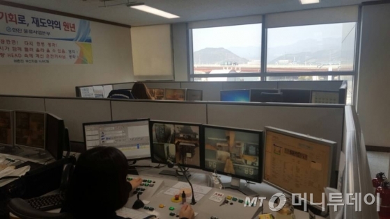 컨테이너박스들이 부산신항만 제3부두에 적재돼 있다./사진=황시영 기자