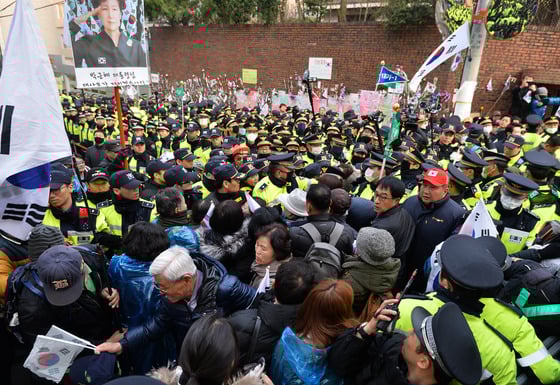 박근혜 전 대통령의 구속 전 피의자심문이 열린 30일 오전 서울 삼성동 박 전 대통령 자택 앞 차도를 점거한 지지자들이 경찰 병력과 충돌하고 있다./ 사진제공=뉴스1