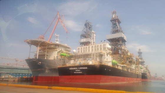 대우조선해양 옥포조선소 중앙에 위치한 '소난골' 로고가 찍힌 드릴십. 1조원 가량의 인도대금을 받지 못해 대우조선 유동성 위기의 상징이 된 선박이다. 소난골 드릴십 좌측은 선박 건조구역. 우측은 대우조선 부실의 뇌관인 해양플랜트 건조 구역이었다./사진=박준식 기자