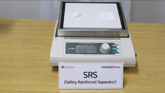 LG화학 기술연구원 4연구동에서 진행된 배터리 안전성 강화 분리막(SRS) 실험 광경. 150도의 가열기에 일반 분리막(왼쪽)을 올리자 순식간에 쪼그라든 반면, SRS 분리막은 원 상태(오른쪽)를 유지하고 있다./사진제공=LG화학