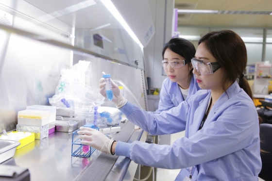 LG화학 기술연구원 연구원들이 백신평가를 위한 분석시험을 하고 있다./사진제공=LG화학