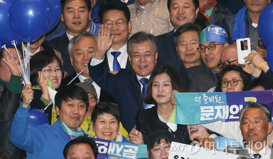 문재인 더불어민주당 대선주자가 31일 부산 사직실내체육관에서 열린 제19대 대통령후보자 영남권역 선출대회에 앞서 지지자들과 인사를 나누고 있다. 2017.3.31/뉴스1