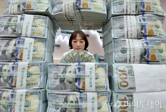 美 연방공개시장위원회(FOMC)에서 기준금리를 3차례에 걸쳐 인상하기로 결정한 16일 오후 서울 중구 명동 KEB하나은행 본점에서 직원이 달러화를 정리하고 있다. 당초 미국은 금리인상을 결정하면 환율이 큰 폭으로 상승할 것으로 예상했지만, 향후 금리 인상 속도가 점진적일 것이라는 소식에 급락했다. 이날 원·달러 환율은 11.60원 내린 1,132.40원을 기록했다. 2017.3.16/뉴스1  <저작권자 © 뉴스1코리아, 무단전재 및 재배포 금지>