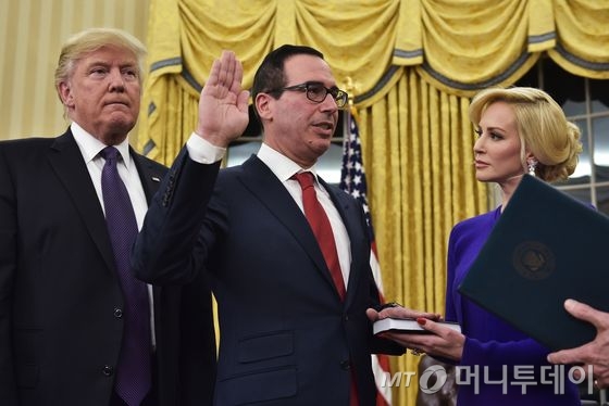 도널드 트럼프 미국 대통령이 13일 (현지시간) 워싱턴 백악관에서 상원 인준을 받은 스티븐 므누신 재무장관의 선서하는 모습을 지켜보고 있다.  © AFP=뉴스1  <저작권자 © 뉴스1코리아, 무단전재 및 재배포 금지>