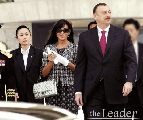 ▲2007년 4월 23일, 국빈 방한한 아제르바이잔 대통령 일함 알리예프와 영부인 메흐리반 알리예바를 이수련 경호관(사진 맨 왼쪽)이 경호하고 있다.