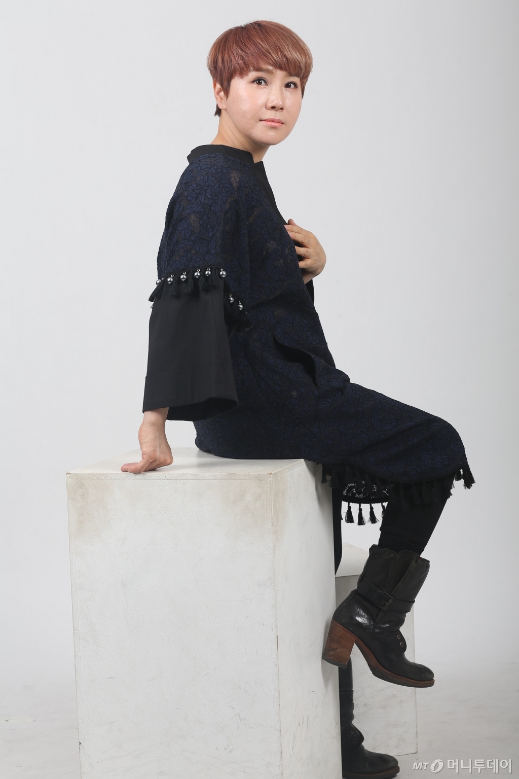 지난 4년간 가수 박혜경은 소송으로 10억원을 날리고 수입 ‘0원’으로 살았다. 마지막 남은 재산인 자동차를 팔고 프랑스 유학길에 오른 그는 중국에서 2년간 플로리스트로 활동하다 지난해 한국에 다시 돌아왔다. 그는 천연비누 사업으로 제 3막 인생을 열었다. 박혜경은 “소송으로 가장 힘들었던 건 아무도 내가 내민 손을 잡아주지 않은 것이었다”며 “사업과 음악을 다시 시작하면서 팬들에게 요즘 너무 많은 고마움을 느낀다”고 했다. /사진=임성균 기자