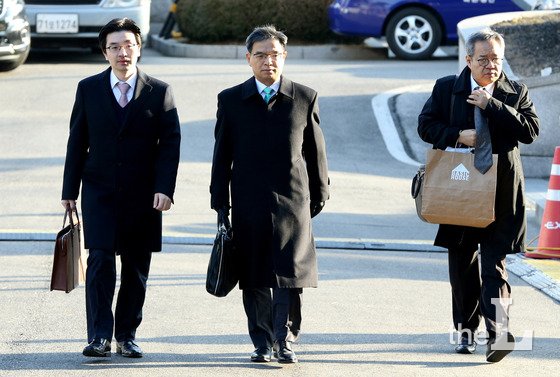 박근혜 대통령 변호인단인 채명성, 이중환 변호사(왼쪽부터)가 10일 오전 서울 종로구 재동 헌법재판소 대심판정에서 열린 박근혜 대통령 탄핵심판 사건 3차 변론기일에 참석하고 있다. 2017.1.10/사진=뉴스1