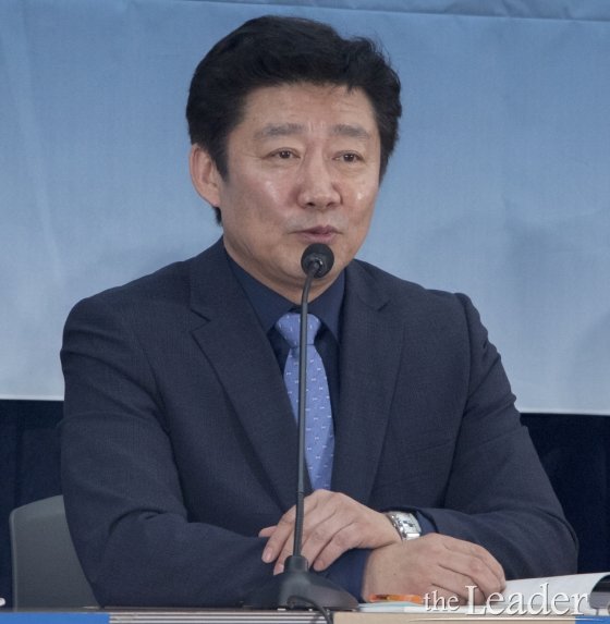 ▲6일 오후 서울 여의도 국회의원회관 제1소회의실에서 열린 "대통령직 인수법 개정없이 새정부 인수위 출범 가능한가"2차 긴급토론회에서 박상철 경기대 부총장이 좌장을 맡아 진행을 하고 있다.