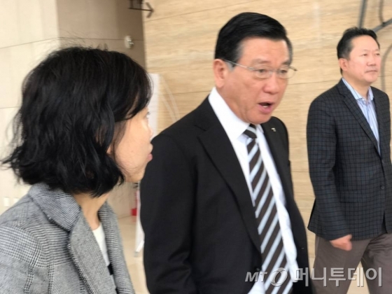 박삼구 금호아시아나그룹 회장(가운데)이 기자의 질문에 답하고 있다./사진=김남이 기자