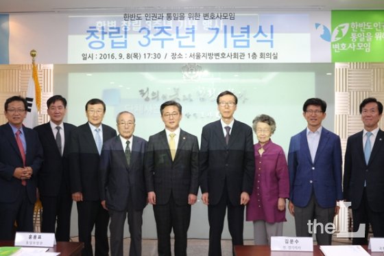 보수성향 변호사단체인 '한반도 인권과 통일을 위한 변호사모임'(한변) 창립 3주년 기념식 및 '시민과 함께하는 변호사들'(시변)과의 통합식 기념사진. 하창우 전 변협 협회장(맨 오른쪽), 김문수 전 경기지사(오른쪽 2번째),김태훈 한변 상임대표(오른쪽 4번째)./사진 출처=한변