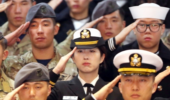 2015년 12월23일 오전 부산 남구 해군작전사령부 부산작전기지 대강당에서 열린 청해부대 19진 '충무공이순신함' 입항환영식에 참석한 최민정 중위 등 청해부대원들이 귀국신고를 하고 있다. /사진=머니투데이db