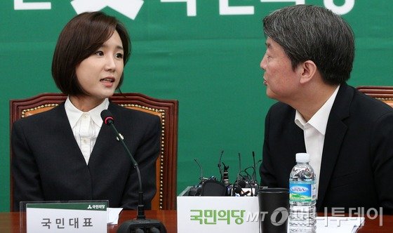 안철수 국민의당 상임공동대표가 2일 오전 서울 여의도 국회에서 열린 최고위원회의에 국민대표로 참석한 고 신해철씨의 부인 윤원희씨와 대화를 나누고 있다. 2016.5.2/뉴스1  <저작권자 © 뉴스1코리아, 무단전재 및 재배포 금지>