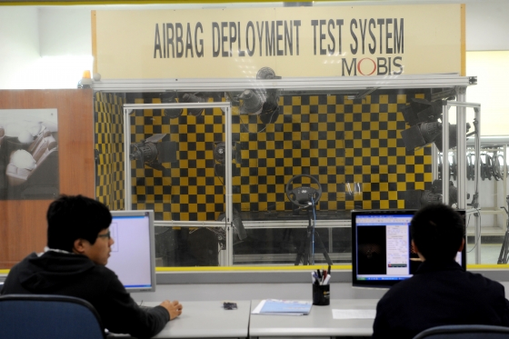 상하이모비스 에어백 전개 시험/사진제공=현대모비스