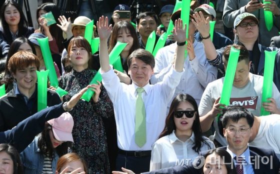 안철수 국민의당 대선후보가 23일 오후 서울 세종문화회관 계단에서 열린 광화문 미래선언 행사에 참석하고 있다. /사진=홍봉진 기자