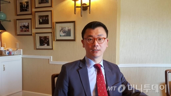 앤서니 킴 미국 헤리티지재단 선임연구원이 지난 21일(현지시간) 미국 워싱턴DC 헤리티지재단 이병철룸에서 역대 대한민국 대통령 사진을 배경으로 인터뷰를 하고 있다./사진= 정진우 기자