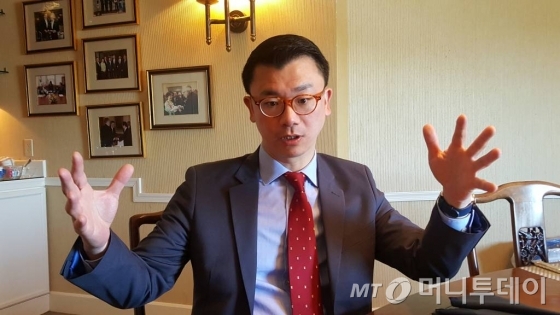 앤서니 킴 미국 헤리티지재단 선임연구원이 지난 21일(현지시간) 미국 워싱턴DC 헤리티지재단 이병철룸에서 역대 대한민국 대통령 사진을 배경으로 인터뷰를 하고 있다./사진= 정진우 기자