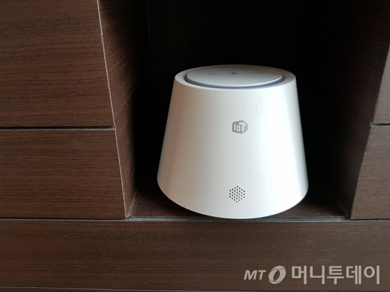 LG유플러스 홈IoT 제어기기인 허브. 허브를 통해 TV, 실내등, 가습기, 공기청정기, 로봇청소기 등의 가전제품이 작동된다. /사진=김세관 기자