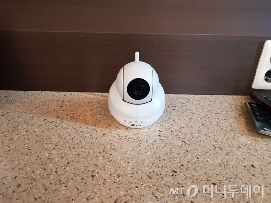 LG유플러스 '홈CCTV 맘카' 모습. 맘카를 통해 외출 중에도 집안 내부를 살펴볼 수 있다. /사진=김세관 기자