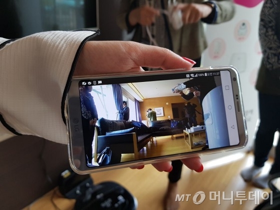 '홈CCTV 맘카'는 스마트폰과 연동돼 외출 중에도 실내 상황을 살펴볼 수 있다. 200만화소의 선명한 화면이 제공된다. /사진=김세관 기자