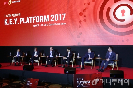 마이클 트램 아벤코어 대표가 27일 서울 영등포구 여의도동 콘래드서울에서 진행된 머니투데이 주최 글로벌 컨퍼런스 키플랫폼 MTN 특별좌담-트럼프 시대 글로벌 경제전망과 각국의 대응에 대해 토론하고 있다./사진=김창현 기자