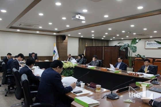 지난 4월 17일  제19대 대통령선거 후보자토론회 초청 후보자 선정안 등을 의결하는 중앙선거방송토론위원회 제8차 위원회의에 참석한 강신업 변호사(좌측 하단 뒷모습), 강 변호사는 2016년 3월 25일 변협 추천 위원으로 위촉됐다./사진=중앙선거방송토론위원회