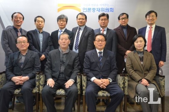 지난 20대 총선에 이어 올해 제19대 대선과
 재보궐선거 담당 선거기사심의위원회에 변협 추천으로 재위촉된 강신업 변호사(뒷줄 가운데). 선거기사심의위는 6월 8일까지 운영되며, 신문, 잡지 등 정기간행물과 뉴스통신에 게재되는 대선 관련 선거기사의 공정성, 형평성, 객관성 여부를 자체 심의하는 한편, 후보자로부터도 직접 시정요구를 받아 심의, 제재조치를 결정한다. '공직선거법'에 따라 국회 교섭단체를 구성한 정당과 중앙선거관리위원회, 언론학계, 대한변호사협회, 언론인단체 및 시민단체의 추천을 받은 총 9명의 위원으로 구성된다. /사진=선거기사심의위원회