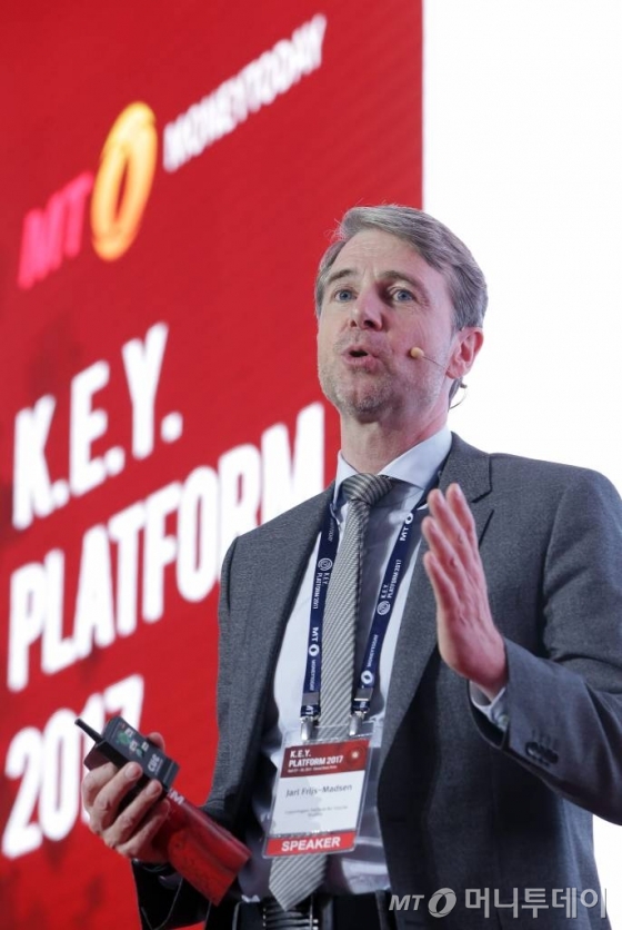 잘 프리즈마드센 코펜하겐 미래학연구소 파트너, 미래학자가 28일 서울 영등포구 여의도동 콘래드서울에서 진행된 머니투데이 주최 글로벌 콘퍼런스 '2017 키플랫폼-플러그인 & 토크-디지털 경제의 심화 : 지속가능 에너지'에서 '저렴하고 풍부한 재생 에너지 - 사회와 비즈니스의 주요 게임 체인저(Game Changer)'를 발표하고 있다.