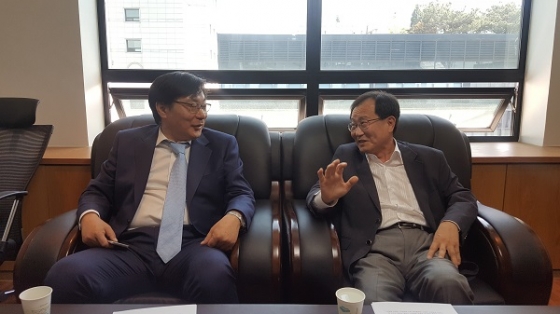 더불어민주당 문재인 후보 선대위 동북아평화경제위원회 공동위원장. 이치범 전 환경부 장관(오른쪽), 이화영 전 국회의원/사진= 정진우 기자