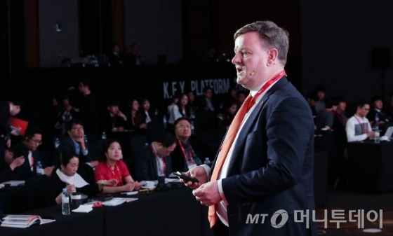 프란스 안톤 벨마스트 암스테르담 스마트 시티 전략 고문이 28일 서울 영등포구 여의도동 콘래드서울에서 진행된 머니투데이 주최 글로벌 콘퍼런스 '2017 키플랫폼 플러그인 & 토크-디지털 경제의 심화 : 하이퍼 커넥티드 라이프 & 솔루션'에서 '세계 각국의 미래 스마트 시티 건설 우수 사례 및 교훈'을 발표하고 있다.