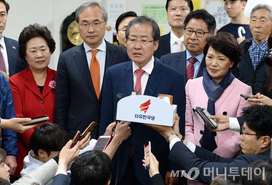 홍준표 자유한국당 대선후보가 제19대 대통령선거일인 9일 오전 서울 송파문화원에 마련된 잠실 7동 제1투표소에서 투표를 마친 후 취재진 질문에 답하고 있다. 2017.5.9/뉴스1  <저작권자 © 뉴스1코리아, 무단전재 및 재배포 금지>
