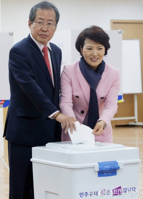 자유한국당 홍준표 대선후보가 제19대 대통령 선거일인 9일 오전 서울 송파구 송파문화원에 마련된 잠실 7동 제1투표소에서 아내 이순삼 씨와 투표를 하고 있다.