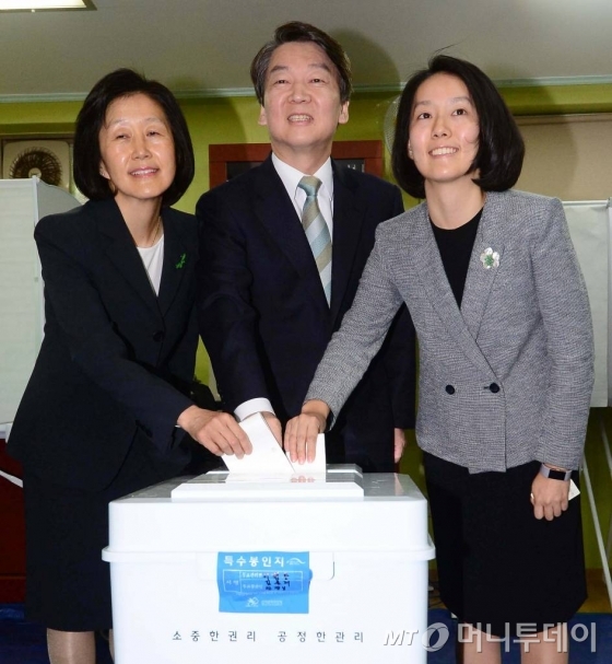 안철수 국민의당 대선후보가 제19대 대통령 선거일인 9일 오전 서울 노원구 상계1동제7투표소에서 부인 김미경 교수, 딸 안설희씨와 함께 투표하고 있다.