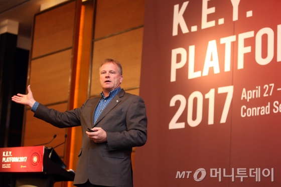 프리츠 버스마커 CIONET 국제관계사무총장이 지난달 27일 오전 서울 영등포구 여의도동 콘래드서울에서 진행된 머니투데이 주최 글로벌 컨퍼런스 '2017 키플랫폼' 분과세션에서 '블록체인 기술의 소개와 그의 명과 암'을 주제로 발표하고 있다./사진=임성균 기자