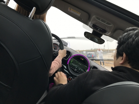 미니 2세대 컨트리맨의 오프로드 주행 모습/ 사진=김남이 기자