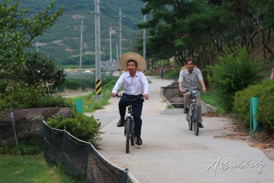 주영훈 전 경호팀장이 노무현 전 대통령을 뒤따르고 있다. /사진=노무현재단