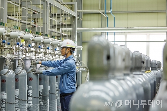 SK머티리얼즈 공장 내 충전소에서 근무하는 직원 모습. /사진제공=SK머티리얼즈.