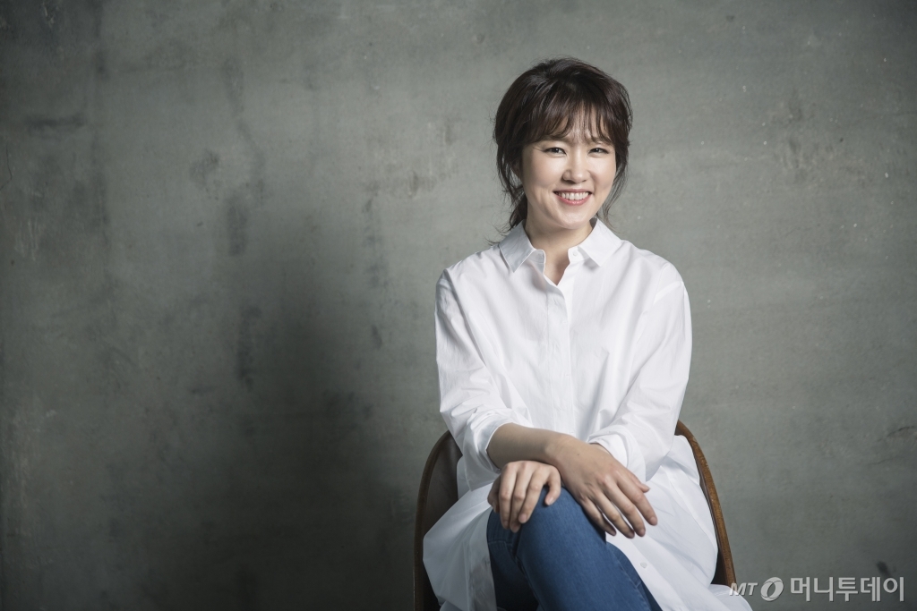 재즈 보컬리스트 나윤선은 4년 만에 발매된 새 음반에서 악보도 연습도 없이 즉흥적으로 노래를 녹음했다. 즉흥성을 담보로 하는, 재즈적인 특징을 고스란히 녹여낸 음반인 셈. 그는 "가장 자유롭고 평등한 재즈의 가치를 다시 한번 확인한 시간이었다"고 말했다. /사진=나승열 작가