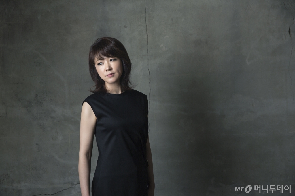 나윤선은 25일부터 내년 4월까지 새음반 발매를 기념하는 전세계 투어가 예정돼 있다. 그는 이번 공연에서 미국 재즈 연주자들과 함께 무대에 오른다. /사진=나승열 작가