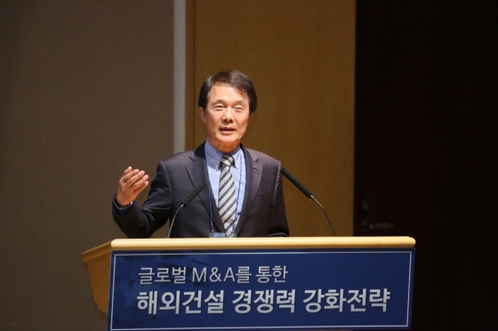 김종훈 건설산업비전포럼 공동 대표(오른쪽)와 유주현 대한건설협회 회장이 건설산업 발전을 위한 업무협약(MOU)을 체결하고 기념 사진을 촬영하고 있다. /사진제공=한미글로벌