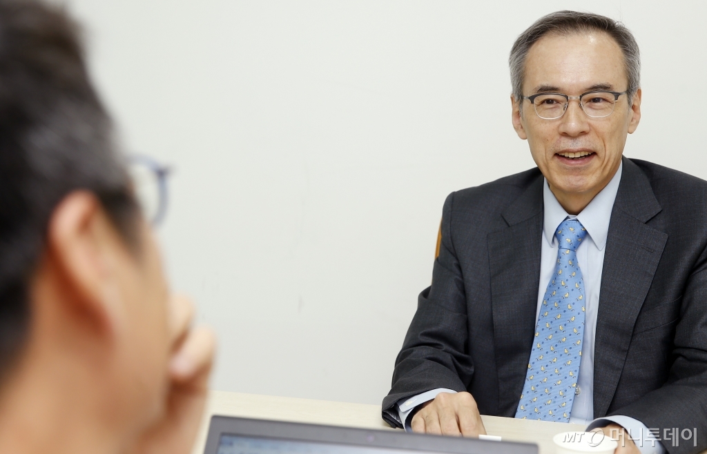 신간 '경제, 알아야 바꾼다'와 페이스북 라이브 방송 '경제알바'로 새롭게 조명받고 있는 주진형 전 한화투자증권 대표. 그는 지난해 국정감사 청문회에서 '재벌=조폭'이라는 소신 발언으로 주목받았다. /사진=김휘선 기자