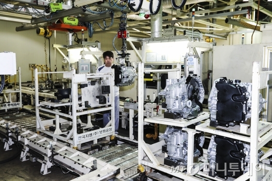 지난 19일 충남 보령시에 위치한 한국GM 보령공장에서 근로자들이 작업을 하고 있다. /사진제공=한국GM