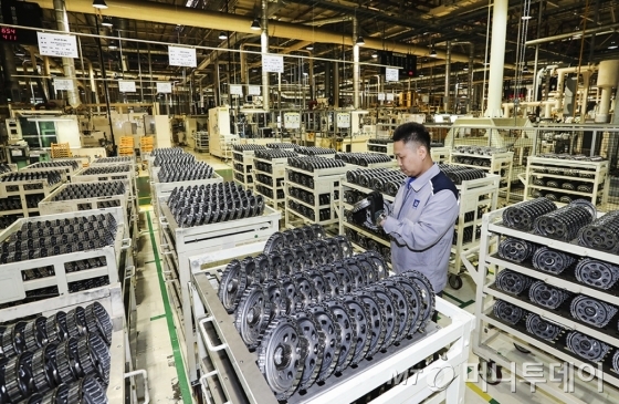 지난 19일 충남 보령시에 위치한 한국GM 보령공장에서 근로자들이 작업을 하고 있다. /사진제공=한국GM