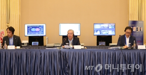 KT는 중국 쓰촨성 청두 인터콘티넨탈 센츄리시티 호텔에서 중국 차이나모바일, 일본 NTT도코모와 한중일 통신사간 전략 협의체 SCFA 2017년 상반기 총회를 개최했으며, KT 고객이 중국과 일본에서 와이파이 로밍을 무료로 쓸 수 있도록 협력을 제안했다고 22일 밝혔다. 사진은 구현모 KT 경영지원총괄 사장, 샤위에지아 중국 차이나모바일 부총재, 나카야마 토시키 일본 NTT도코모 부사장(사진 오른쪽부터)이 SCFA 총회 미팅을 진행하고 있는 모습/사진제공=KT