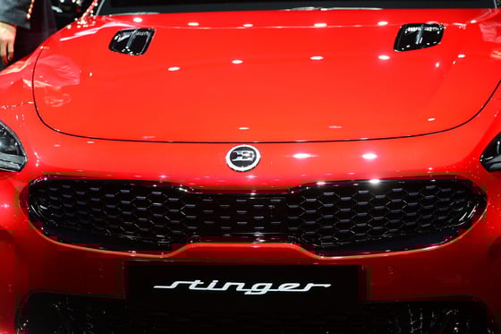 3월 30일 오전 경기도 고양시 일산 킨텍스에서 열린 2017 서울모터쇼 프레스데이 행사에서 기아자동차 '스팅어'에 사용되는 새로운 엠블럼이 공개되고 있다. /사진=뉴스1